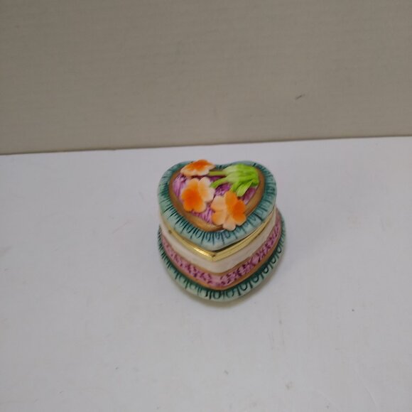 Ceramic Porcelain Trinket Jewelry Box Flower Heart Dome Lidded Gold paint around - Picture 1 of 4